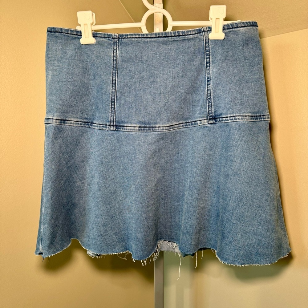 We The Free Free People Light Wash Denim Mini Skirt Raw Hem Size 8 Front‎ Zip